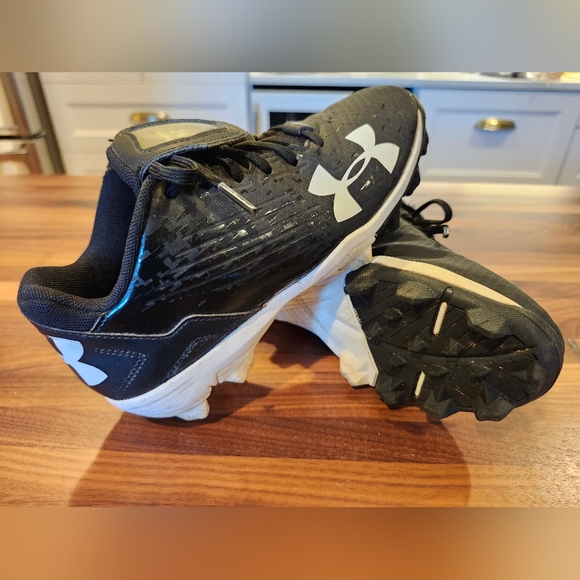 Under Armour Other - Boys Baseball Cleats (Size 2Y)